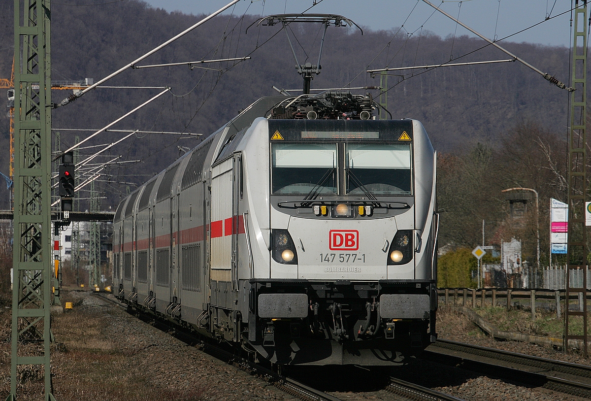 Der IC - Anstrich steht der 147 577, die hier am 19.03.2022 wegen Bauarbeiten auf der linken Rheinseite rechts des Rheines bei Braubach unterwegs ist, gut zu Gesicht finde ich.