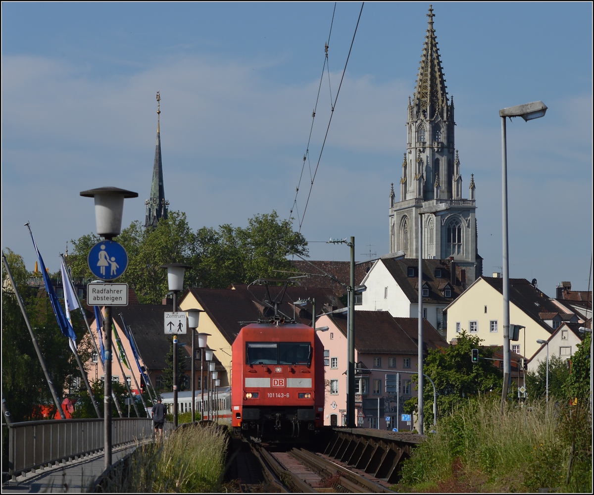 Der IC Bodensee mit Lok 101 143 auf der Konstanzer Rheinbrücke. Mai 2014.