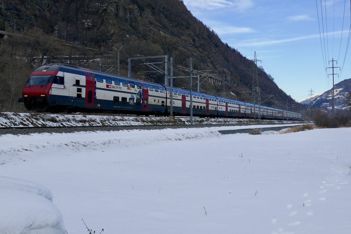 Der IC von Brig nach Romanshorn am 25.12.17 im Glisergrund bei Gamsen.