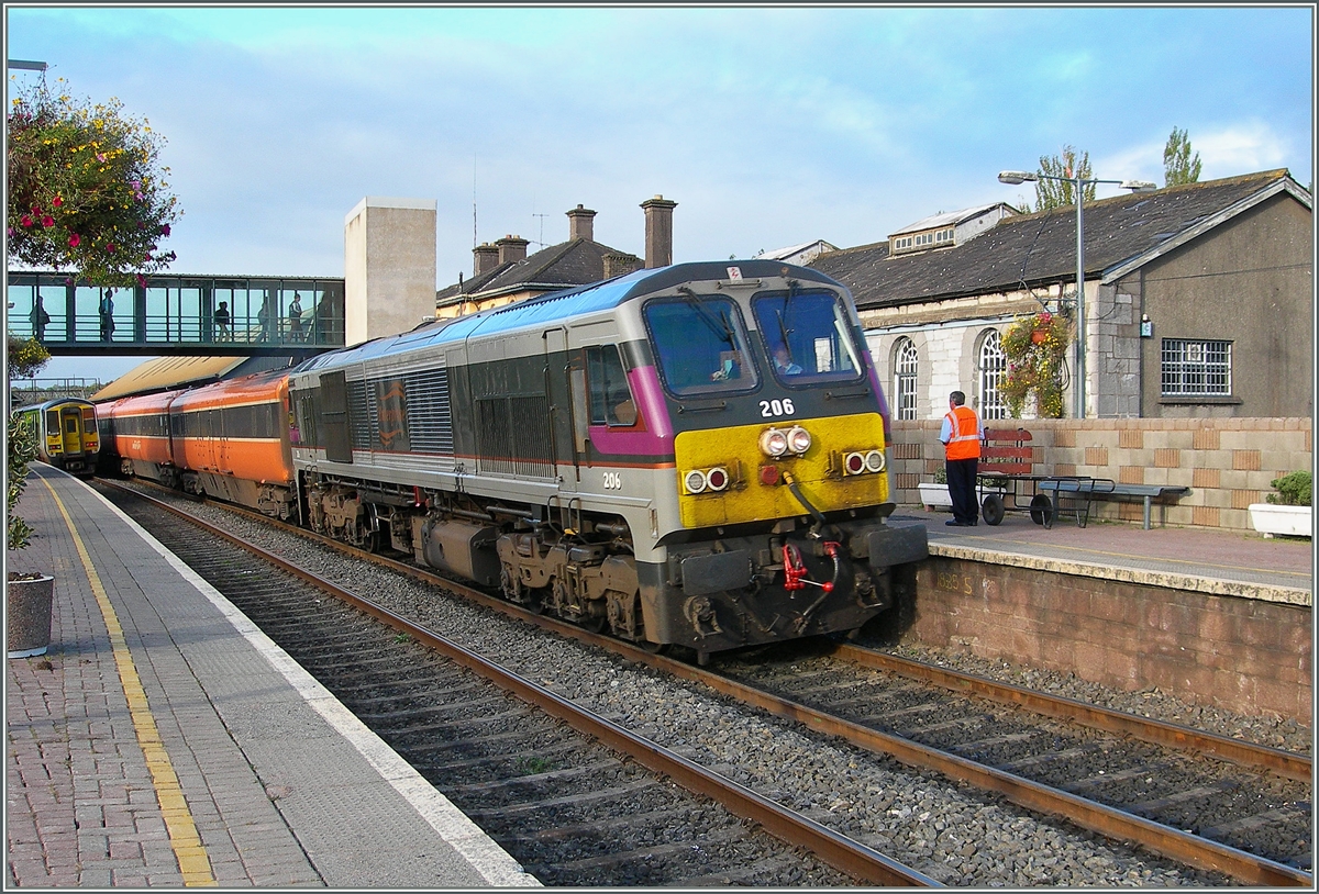 Der IC Dublin - Cork h�lt in Mallow Station / St�isi�n Mala. Die IR/CIE Diesellok 206 und weitere Loks dieser Baureihe in der  Enterprise  Lackierung (f�r den Dublin Belfast IC Verkehr) verkehren uneingeschr�nkt in ganz Irland; sowie im Gegenzug auch orange Loks Enterprise-Z�ge bef�rdern. 
4. Okt. 2006 
