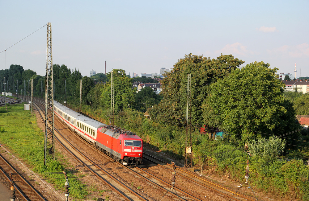 Der IC durch die Pfalz über Ludwigshafen, Schifferstadt, Speyer, Germersheim und Wörth ist leider mittlerweile Geschichte,
zu gering waren die Fahrgastzahlen auf diesem probeweise eingeführten IC.
120 111 wurde mit besagtem IC am 31. Juli 2014 in Ludwigshafen (Rhein) abgelichtet.