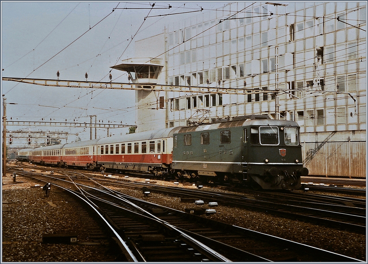 Der IC  Lötschberg 307 von Dortmund nach Brig mit Kurswagen nach Interlaken Ost erreicht den Bahnhof von Bern. An der Spitze des Zuges, die SBB Re 4/4 II 11124, die den IC in Basel SBB übernommen hatte.

19. Sept. 1984