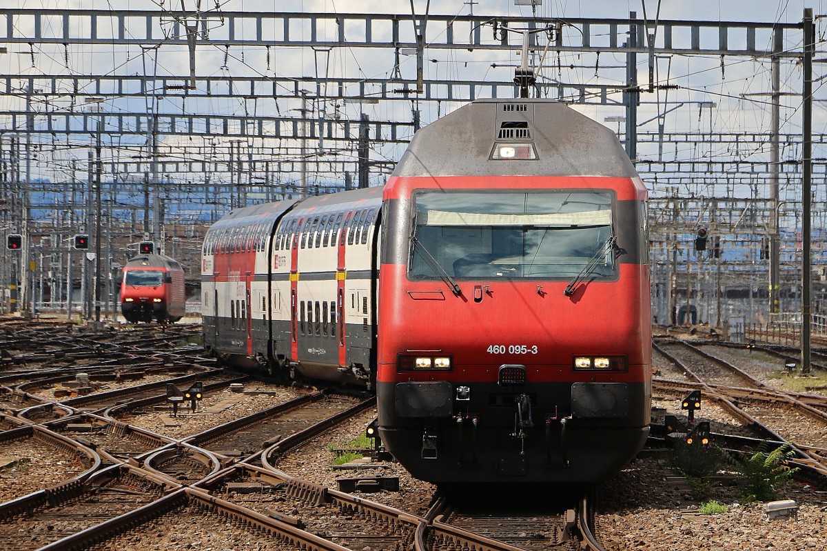 Der IC nach Bern - Brig mit der Re 460 095  Bachtel  an der Spitze bei der Einfahrt in Zürich HB. 16.08.2014