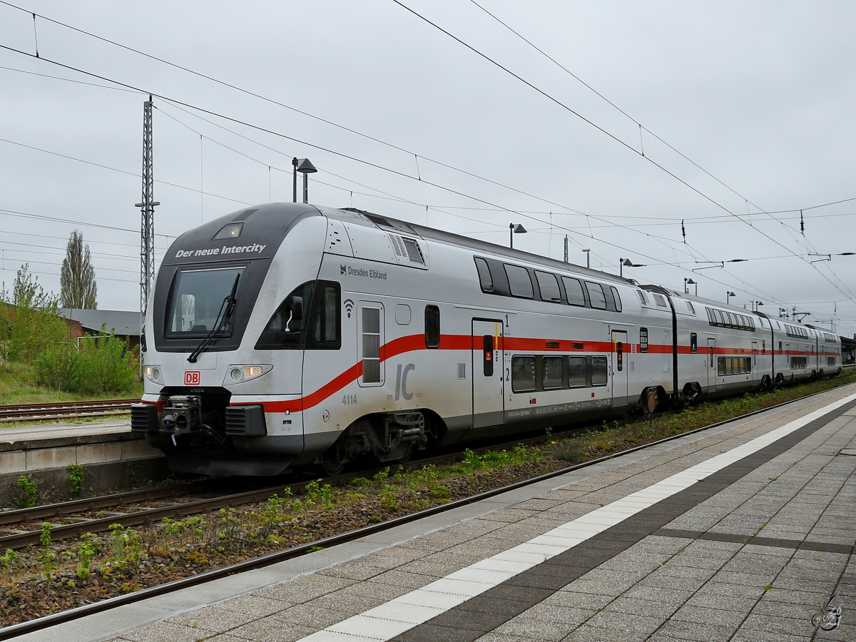 Der IC-Triebzug 4110 614 Mitte Mai 2021 bei der Abfahrt vom Hauptbahnhof in Neustrelitz.