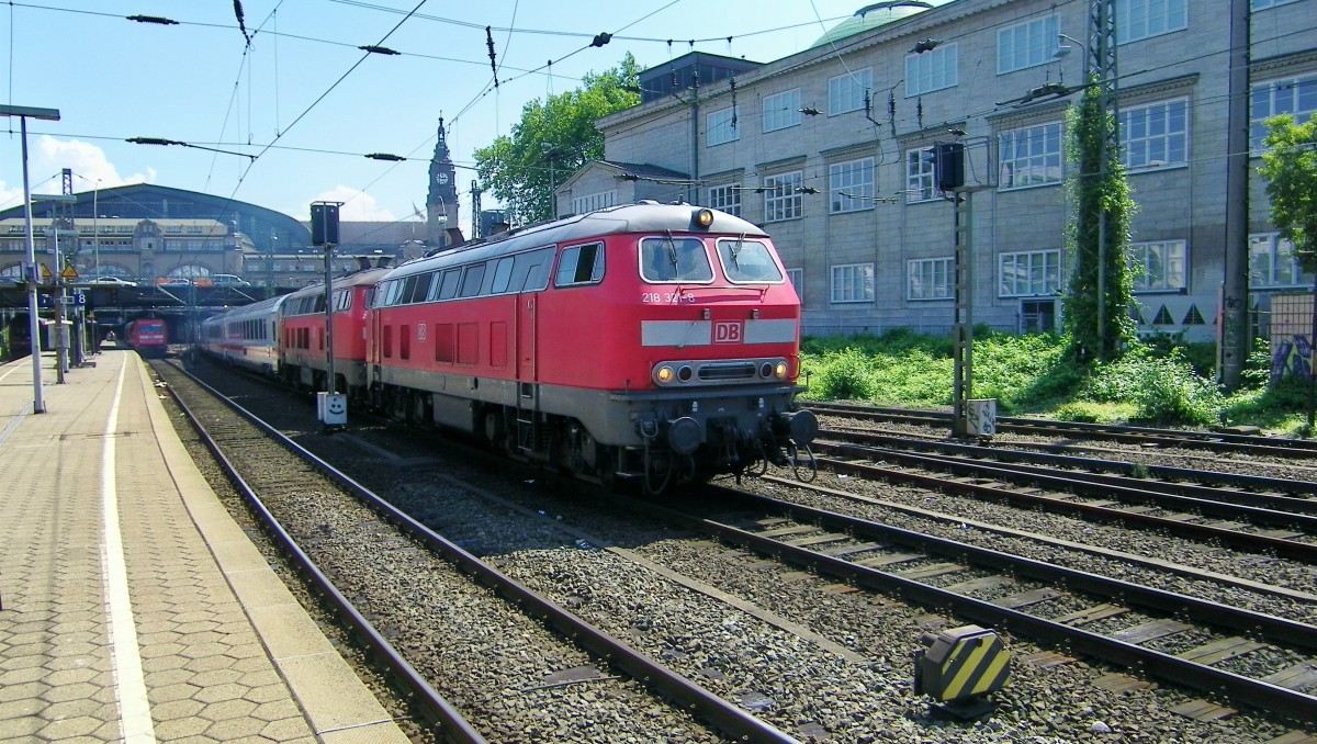 der IC  Westerland  mit dem Doppel 218 321-8 u. 218 314-3 verläßt am 10.7.14 den Hamburger Hbf Richtung Sylt 