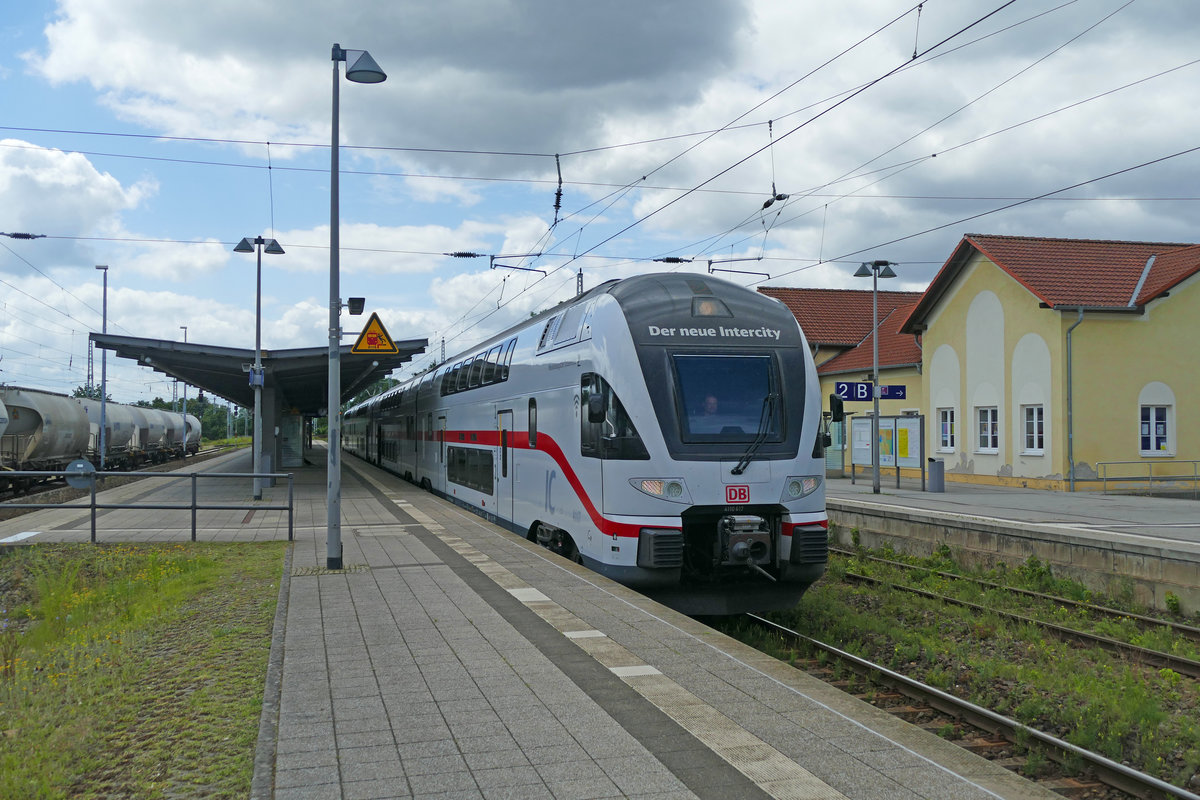 Der IC17 von Dresden Hbf nach Warnemünde beim Halt in Neustrelitz Hbf.
Aufgenommen im Juli 2020.