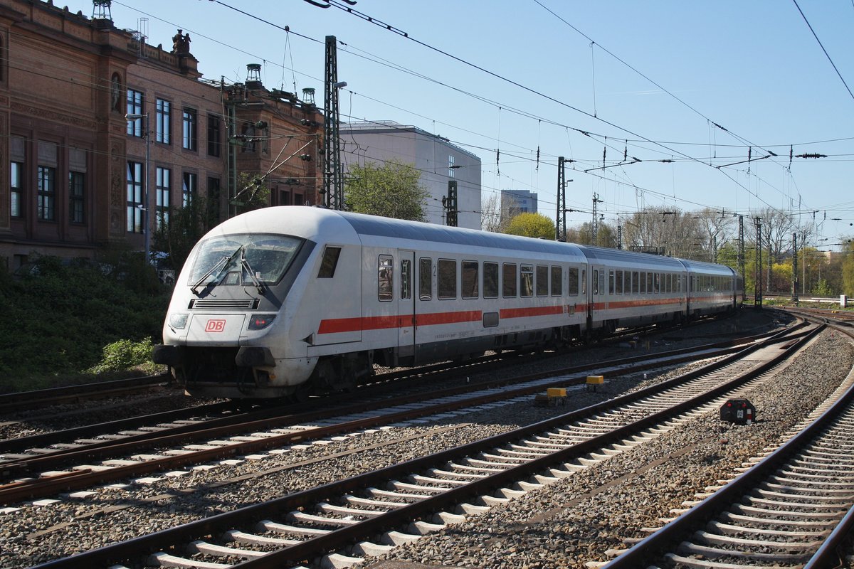 Der IC2374 von Karlsruhe Hauptbahnhof nach Westerland auf Sylt ist auf dem Weg, gezogen von 218 322-6 und 389-5 verlässt er am 21.4.2016 Hamburg Hauptbahnhof.