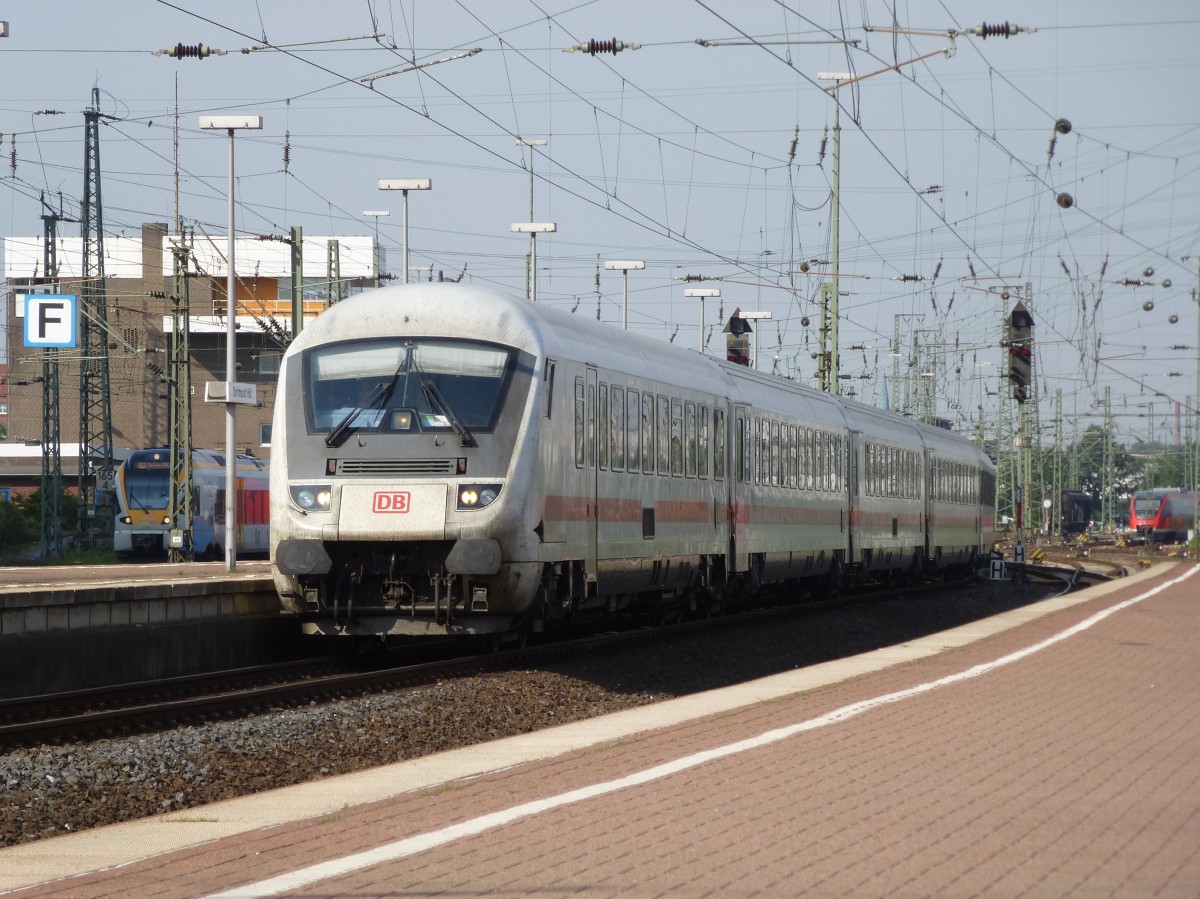 Der IC2445 aus Kln Hbf nach Leipzig Hbf fhrt hier, mit Steuerwagen vorraus, in den Dortmunder Hbf ein.

21.08.2013.
