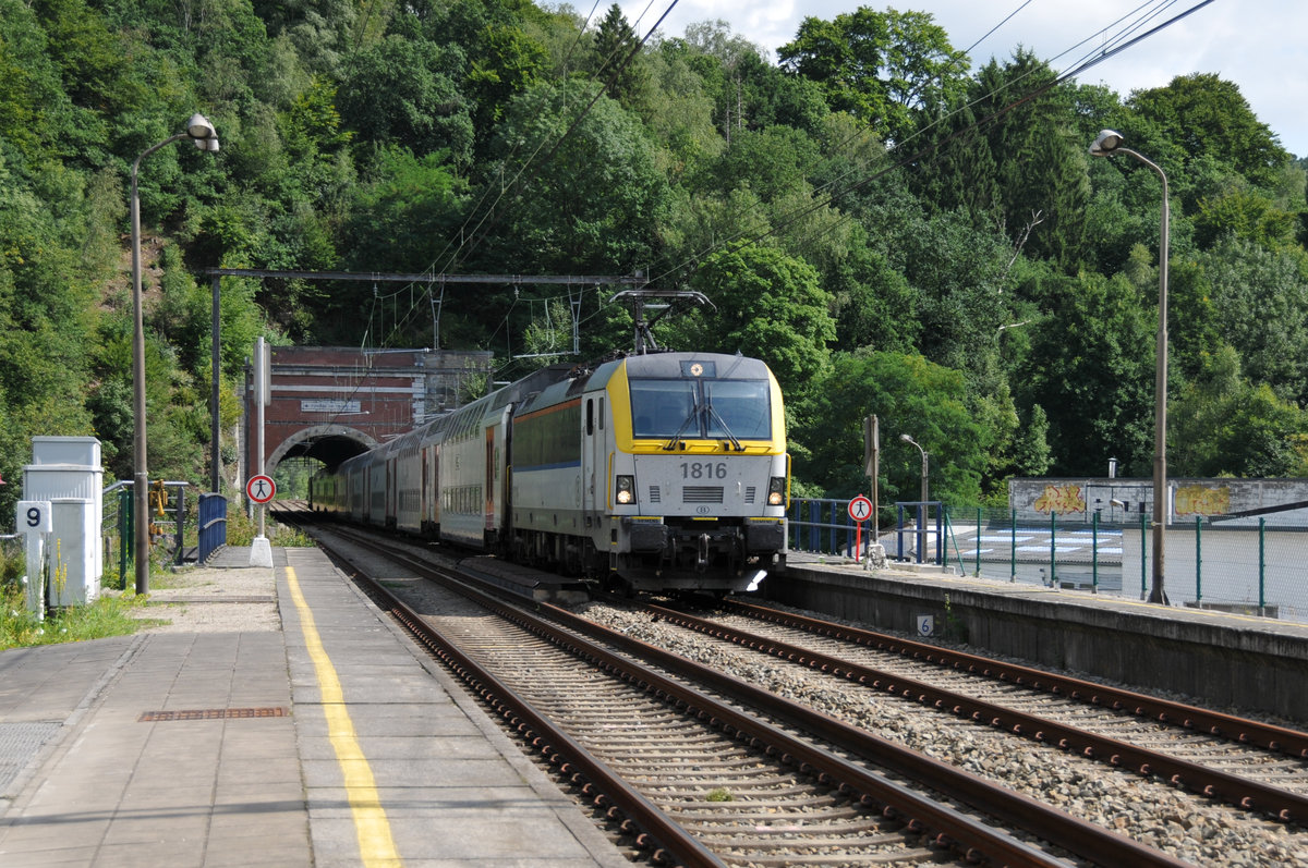 Der IC437 Welkenraedt - Kortrijk, gezogen vom Siemens EuroSprinter 1816, rast durch den Haltepunkt Trooz gen Liège-Guillemins. Am Ende befindet sich Schwesterlok 1881. Aufnahme vom 24/08/2017.