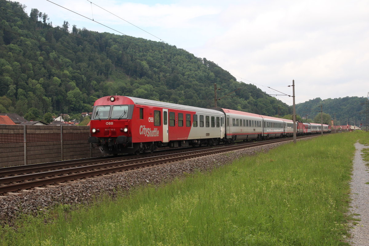 Der IC513 von Salzburg Hbf nach Graz Hbf wird in Selzthal mit dem IC503 von Linz Hbf vereinigt und fährt hier am 15.5.2020 angeführt von 8073 105 und geschoben von 1144 124 und am Zugschluss 1144 283 auf höhe der Ortschaft Raach kurz vor Graz.