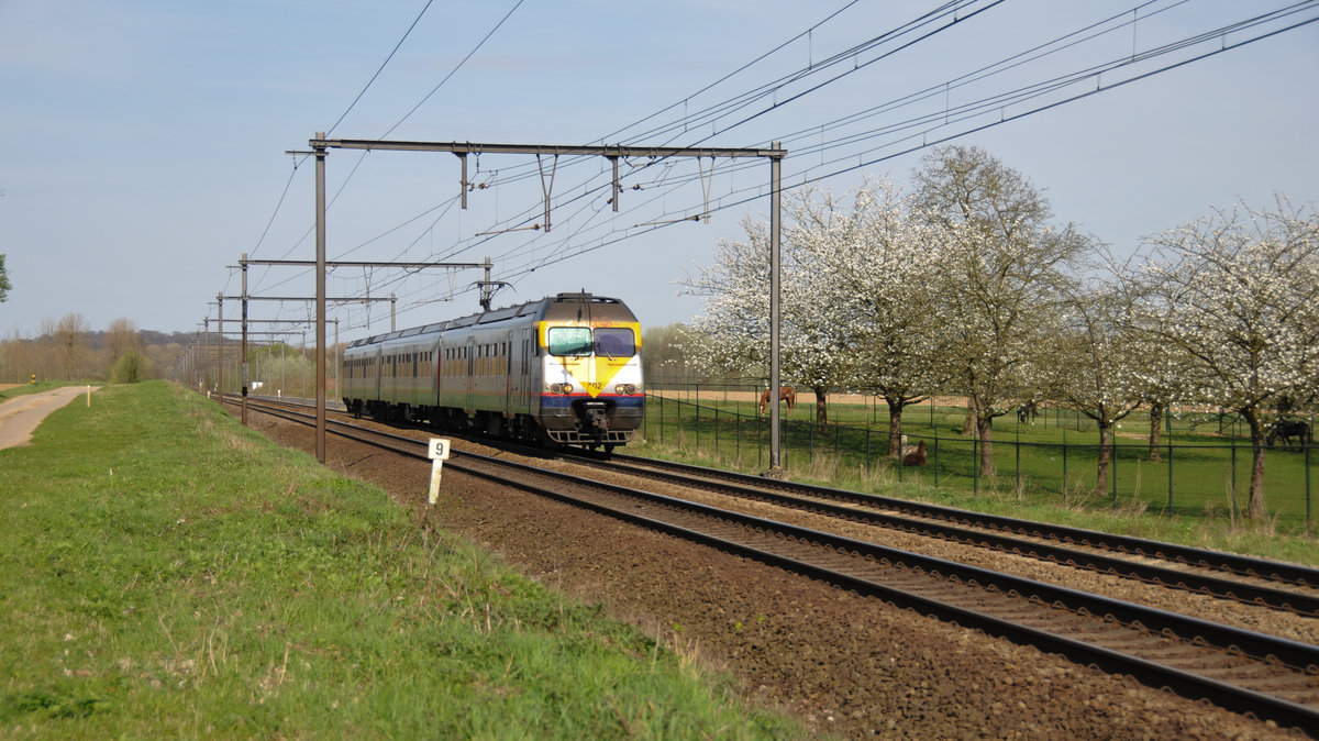 Der IC5364 Hasselt - Maastricht, hier in Form von Triebzug 402 der Serie AM80 Break, bildlich festgehalten am 31/03/2017 in s'Herenelderen.