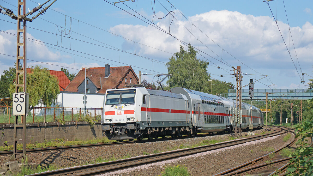 Der IC55 nach Köln Hbf kurz vor der Durchfahrt durch den Bahnhof Bückeburg.
Aufgenommen im August 2021.