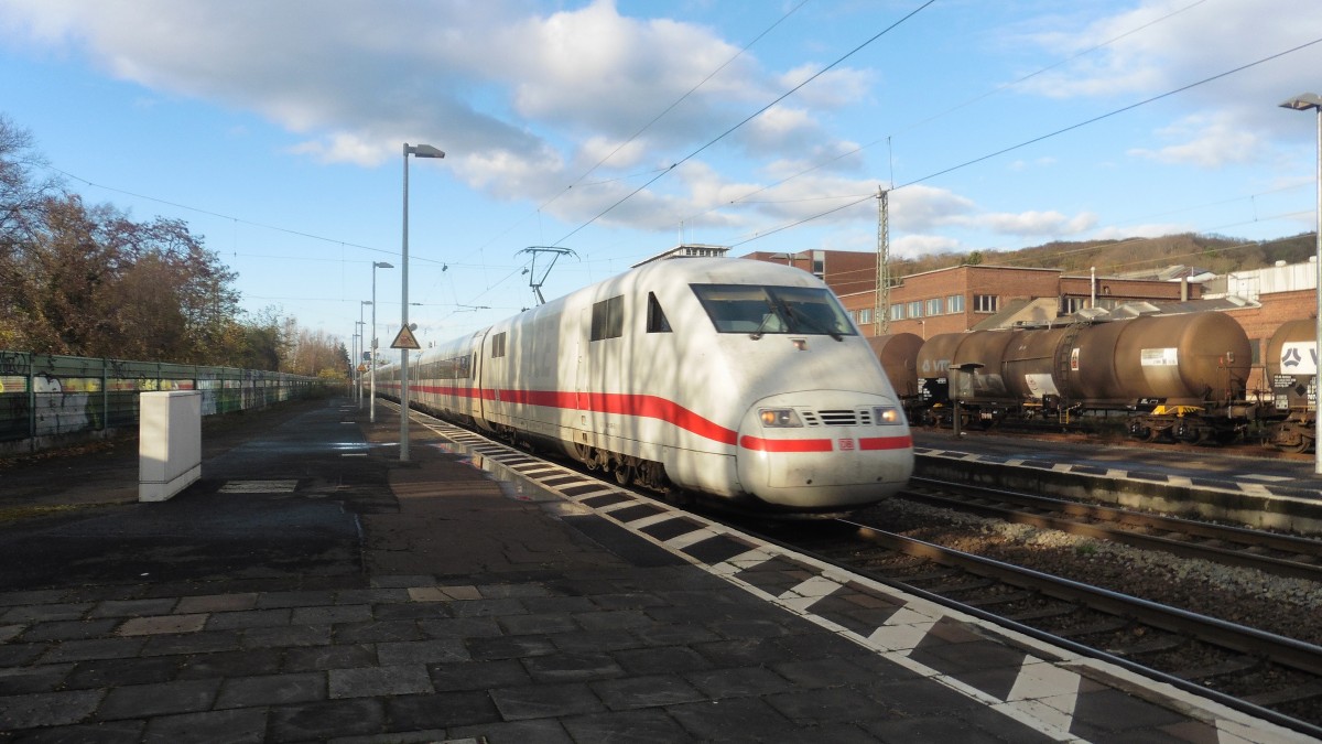 Der ICE 1 der DB mit ICE ??? bei der Durchfahrt durch Königswinter in Richtung Koblenz , DEN 21.11.2015