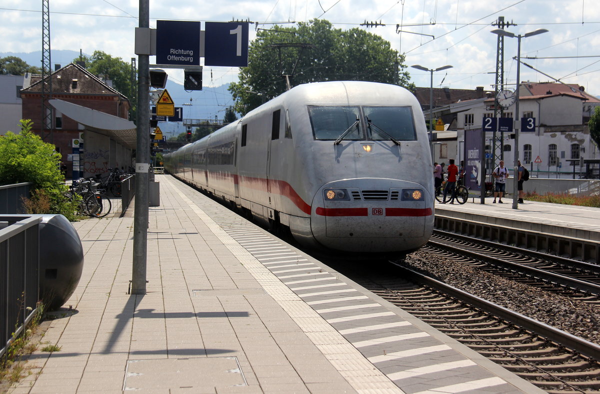 Der ICE 1 kommt aus Basel-SBB(CH) nach Berlin-Ostbahnhof)(D) und kommt aus Richtung Freiburg (Breisgau) und rast durch Emmendingen in Richtung Offenburg.
Aufgenommen vom Bahnsteig Emmendingen. 
Bei Sommerwetter am Vormittag vom 3.8.2019.