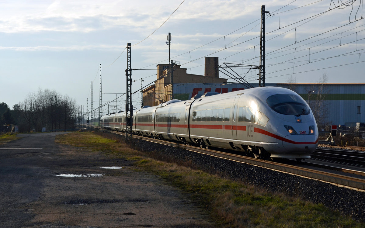 Der ICE 1004 wird planmäßig mit der BR 403 gefahren. Hier durcheilt der Zug am 15.01.18 Landsberg Richtung Berlin.