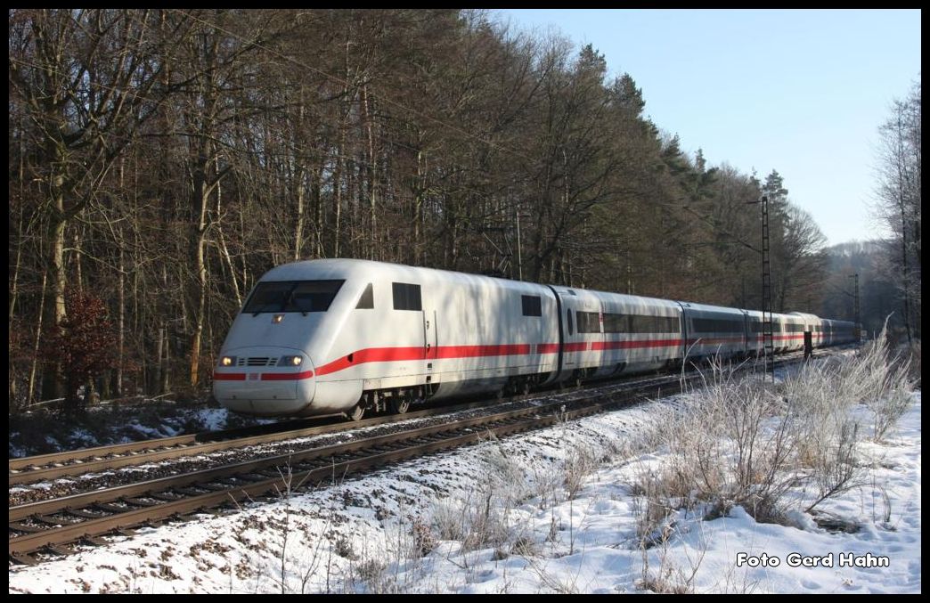 Der ICE 1025 nach Frankfurt überquert am 4.2.2015 um 11.30 Uhr bei Ostercappeln das Wiehengebirge kurz vor Osnabrück.