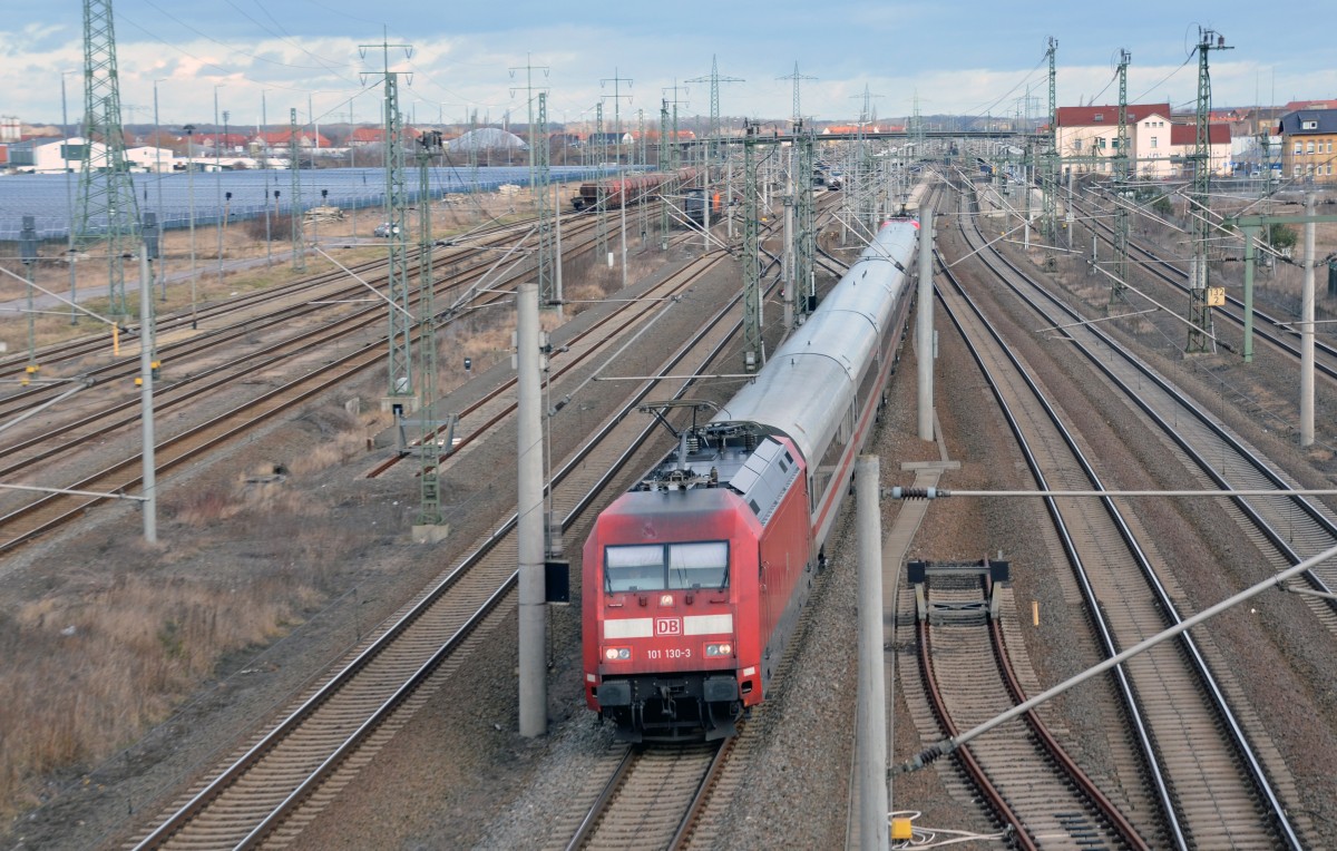 Der ICE 1109, welcher planmäßig mit einer ex-MET-Garnitur gefahren wird, wurde am 16.02.14 wegen eines ausgefallenen Steuerwagens im Sandwich gefahren. Hier führt 101 130 ihren Zug durch Bitterfeld gen Leipzig.