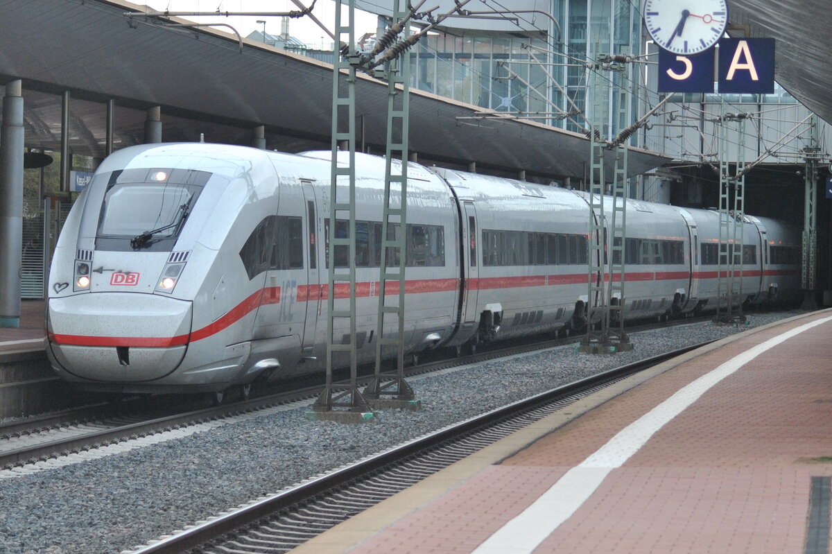 Der ICE 1171 nach Basel SBB hält auf Gleis 2 des Kassel-Wilhemshöher Bahnhofes. 12.04.2022