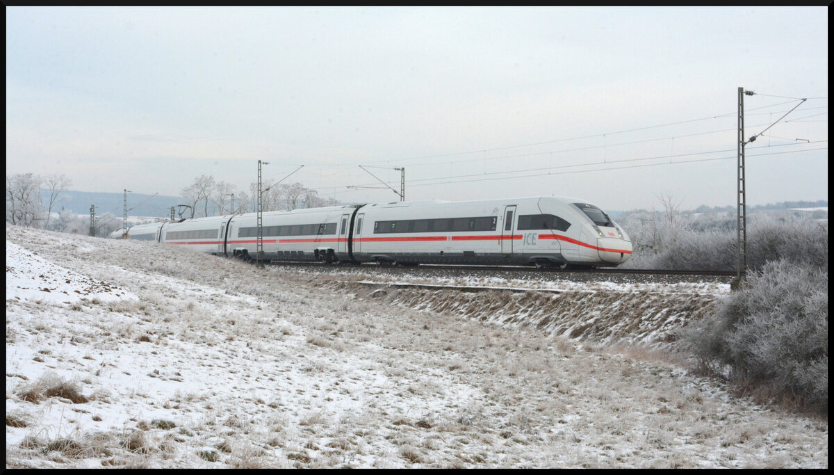 Der ICE 119  Bodensee  fuhr im Januar für drei Wochen von Berlin nach Innsbruck. Dabei nahm er den Weg von Würzburg über die Frankenbahn nach Stuttgart und weiter über Ulm und Lindau-Reutin nach Österreich. Am bitterkalten 21.01.2024 legt sich der Zug bei Reichenberg in die Kurve.