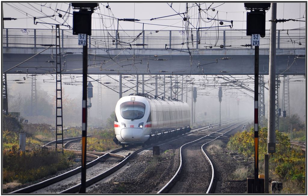 Der ICE 1512 nach Hamburg taucht aus dem Nebel auf und legt einen kurzen Halt in Naumburg/Saale ein. (27.10.2015)