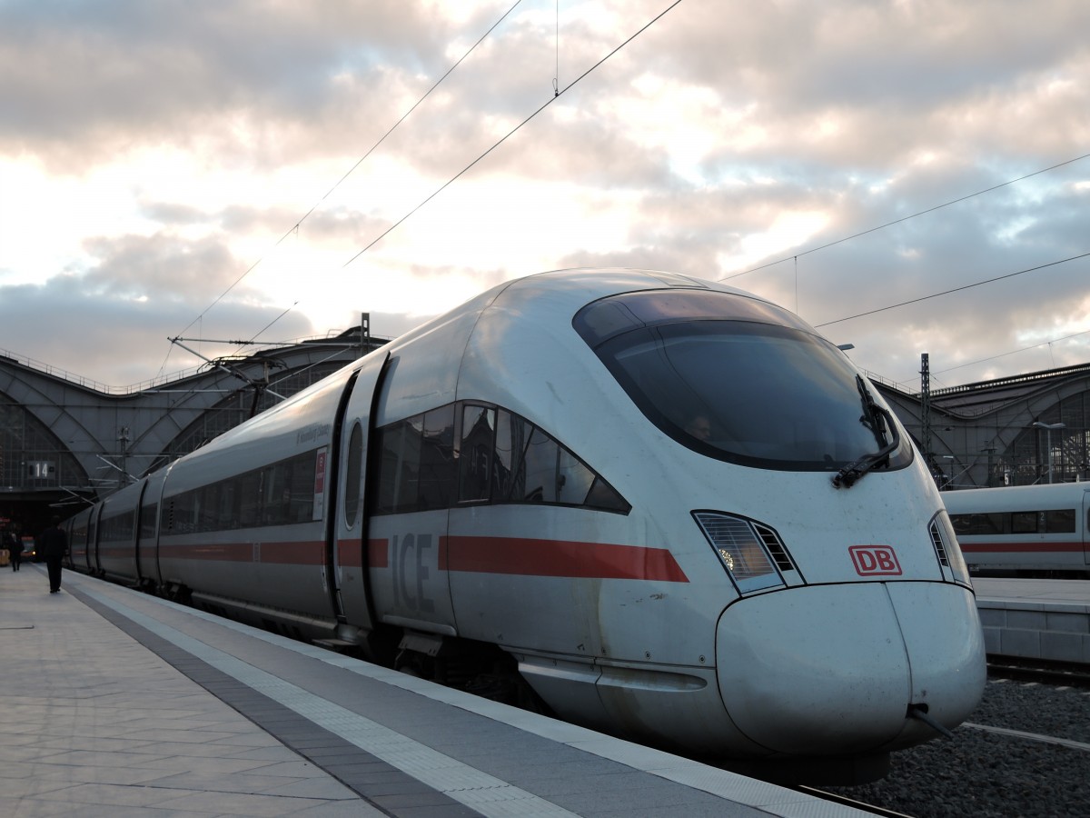 Der ICE 1544 Dresden - Frankfurt kurz vor Abfahrt am 26.11.2015 in Leipzig HBF. 