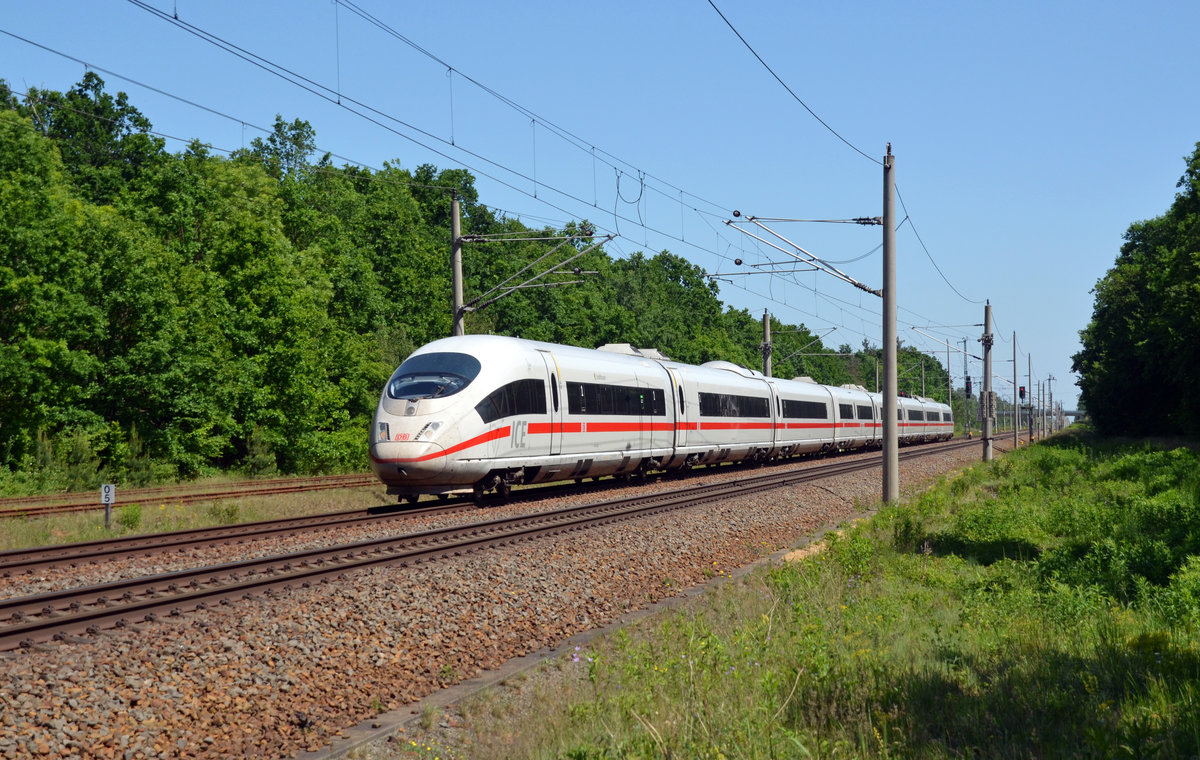 Der ICE 1632 durcheilt am 20.05.18 auf dem Weg von Berlin nach Frankfurt(M) den Burgkemnitzer Wald. 
