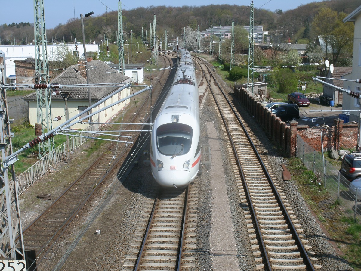 Der ICE 1715 Binz-München fuhr,am 19.April 2014,in den Bahnhof Bergen/Rügen.