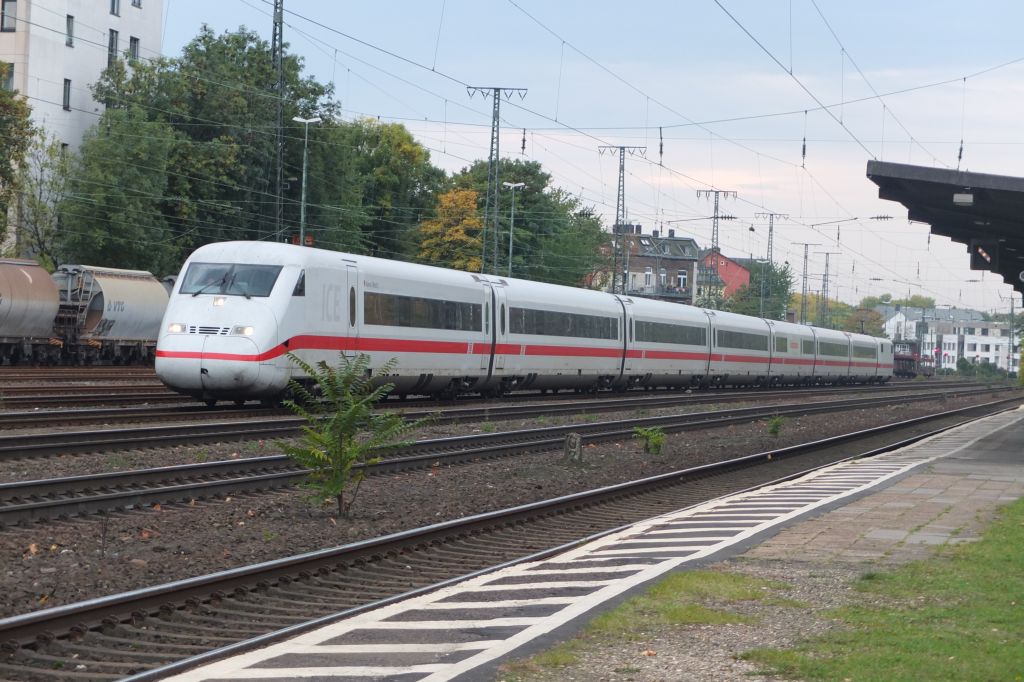 Der ICE 2  Hamm in Westfalen  schleicht hier Richtung Kln hbf um als ICE 955 nach Berlin Ostbahnhof zu fahren. Aufgenommen in Kln West am 19.10.2013.