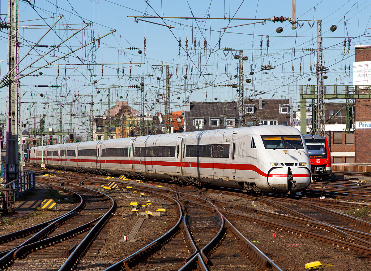 
Der ICE 2   Schwerin   Tz 223 (BR 402) fährt am 08.03.2015 als ICE 941 (Köln Hbf - Dortmund - Hannover - Berlin Hbf) Steuerwagen voraus in den Hauptbahnhof Köln ein. 
Hier öffnet er gerade die Bugklappe, denn er wird mit einem weiteren ICE (der bereits im Bahnhof steht) gekoppelt.