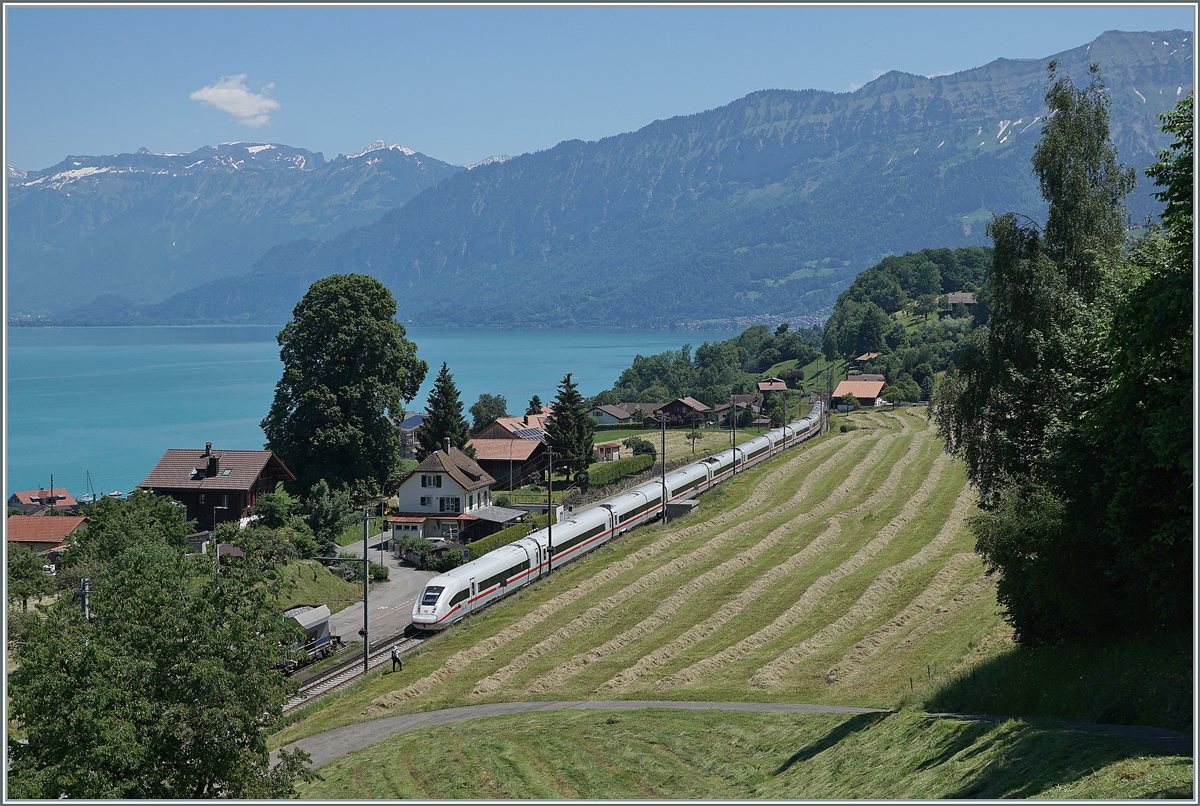 Der ICE 275 von Berlin Ostbahnhof (ab 3:41) nach Interlaken Ost (an 13:58) hat bei seiner Durchfahrt in Faulensee sein Ziel schon fast erreicht.

14. Juni 2021