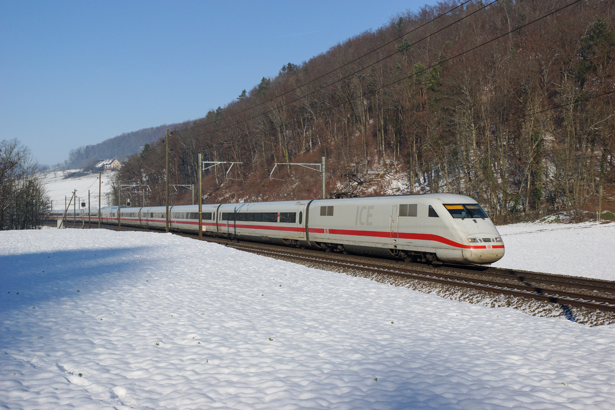 Der ICE 275 mit dem Triebkopf 401 586-3 befindet sich am 01.01.2015 in Tecknau.