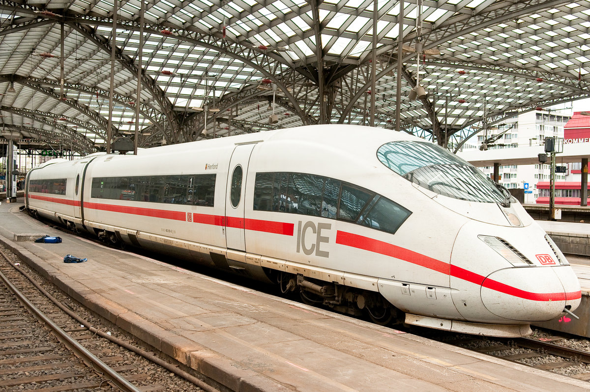 Der ICE 3 steht im Kölner HBF zur Abfahrt bereit. Aufgenommen am 10.5.2019.
