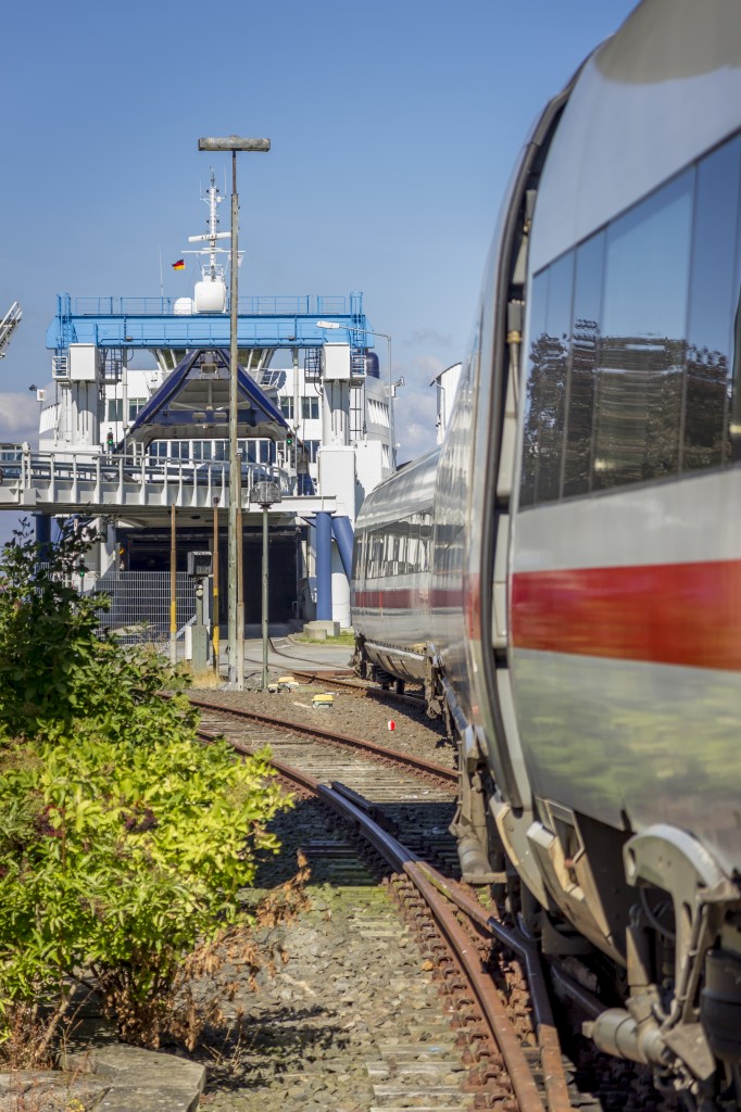 Der ICE 36 schlängelt sich durch die Gleisanlagen des Fährbahnhofs Puttgarden auf das Fährschiff  Deutschland , um auf die andere Beltseite überzusetzen. (26.08.2013 - auch dieses Bild wurde vom Fußgängerüberweg gemacht [siehe ID 747469] *neue Version*)