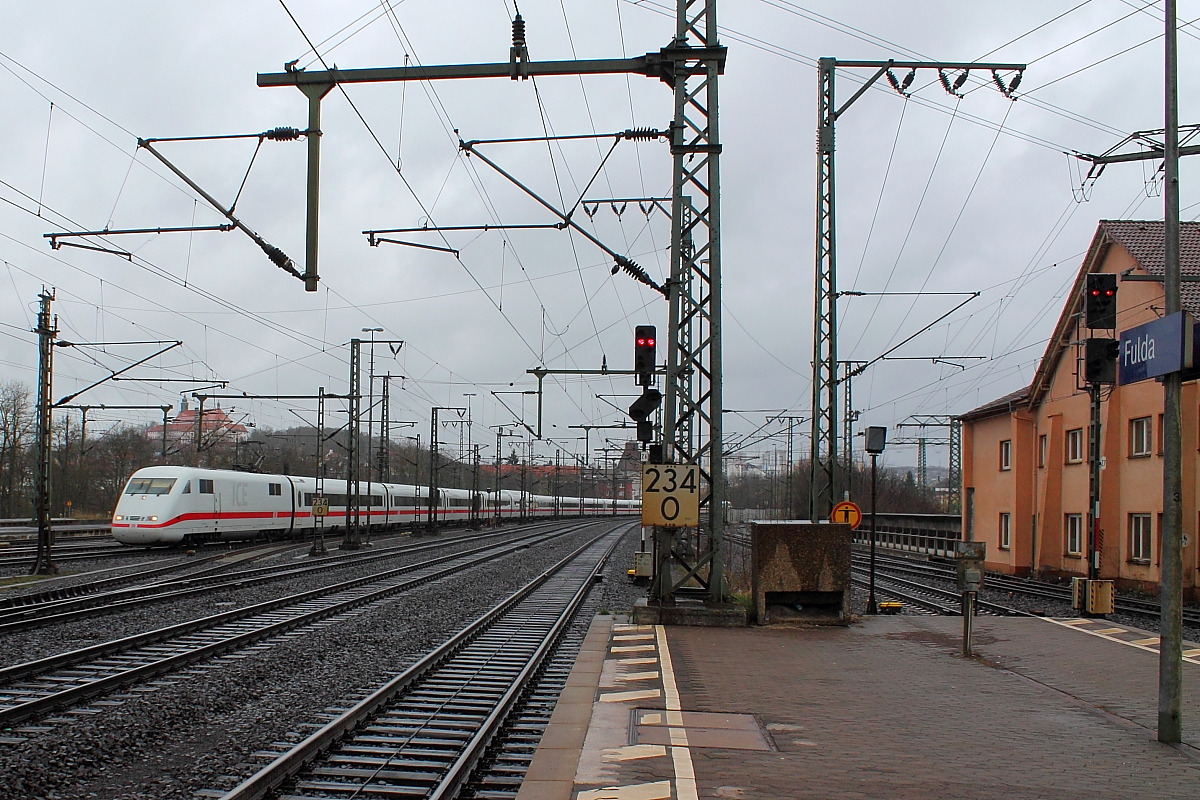 Der ICE 371 von Berlin Ostbahnhof nach Interlaken Ost am 29.03.2015 bei der Einfahrt in den Bahnhof Fulda.