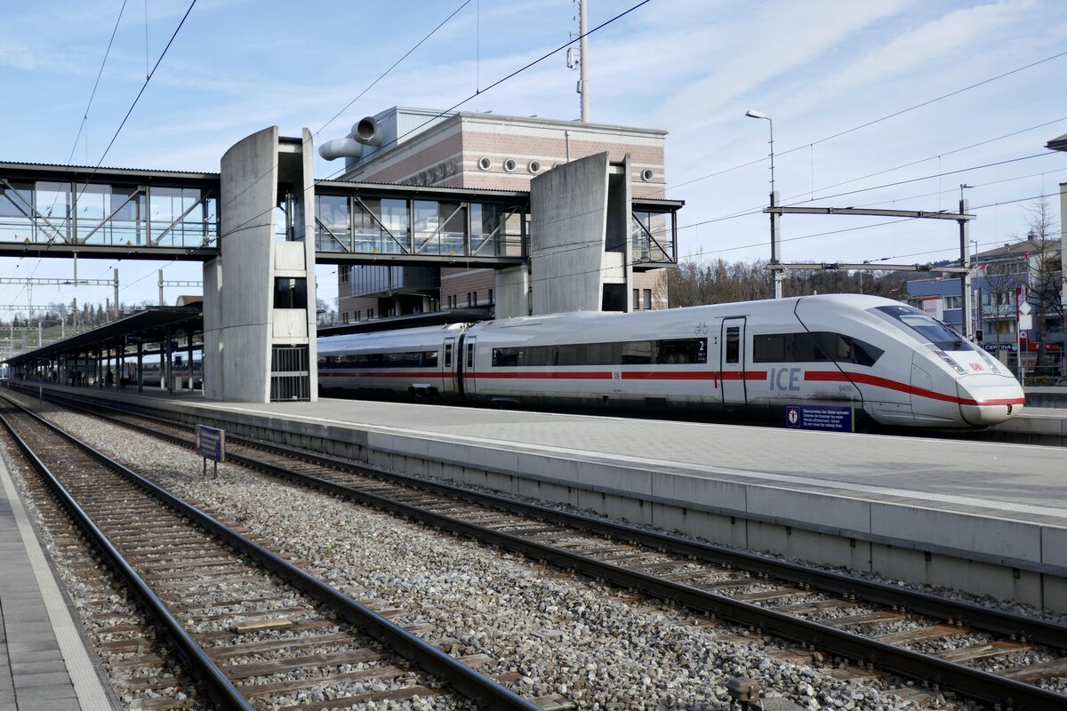 Der ICE 4 Tz 9489 am 16.3.23 beim Zwischenhalt im Bahnhof Spiez.
