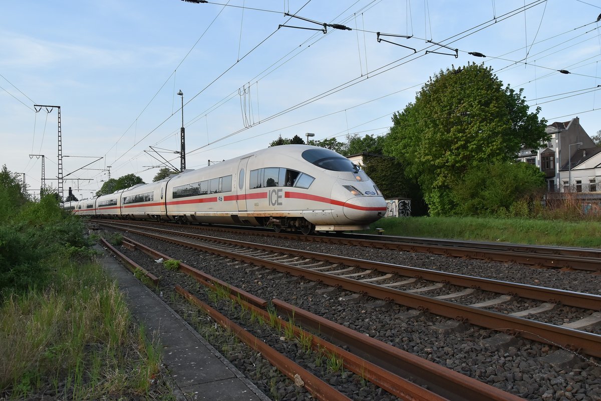 Der ICE 4653 kommt hier aus Mönchengladbach durchfahrend durch den Rheydt Hbf gen Köln auf dem Weg nach Frankfurt Main Hbf. 23.4.2018