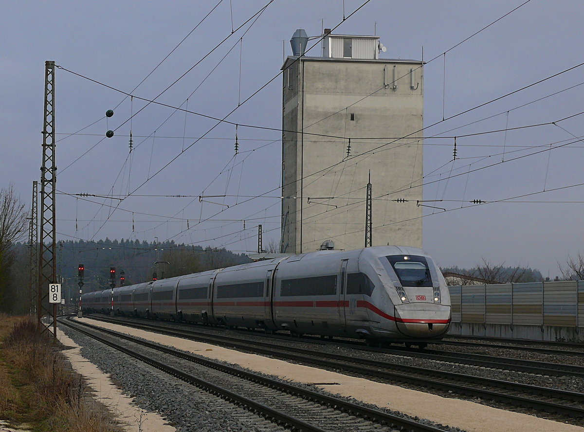 Der ICE 593 von Berlin Gesundbrunnen nach München Hbf fuhr am 3.2.20 als 412 025 um 11:59 durch Beimerstetten