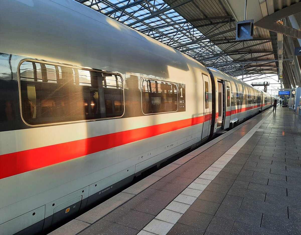 Der ICE 695 von Berlin Gesundbrunnen nach Stuttgart Hbf, am 11.05.2022 beim Halt in Erfurt Hbf.