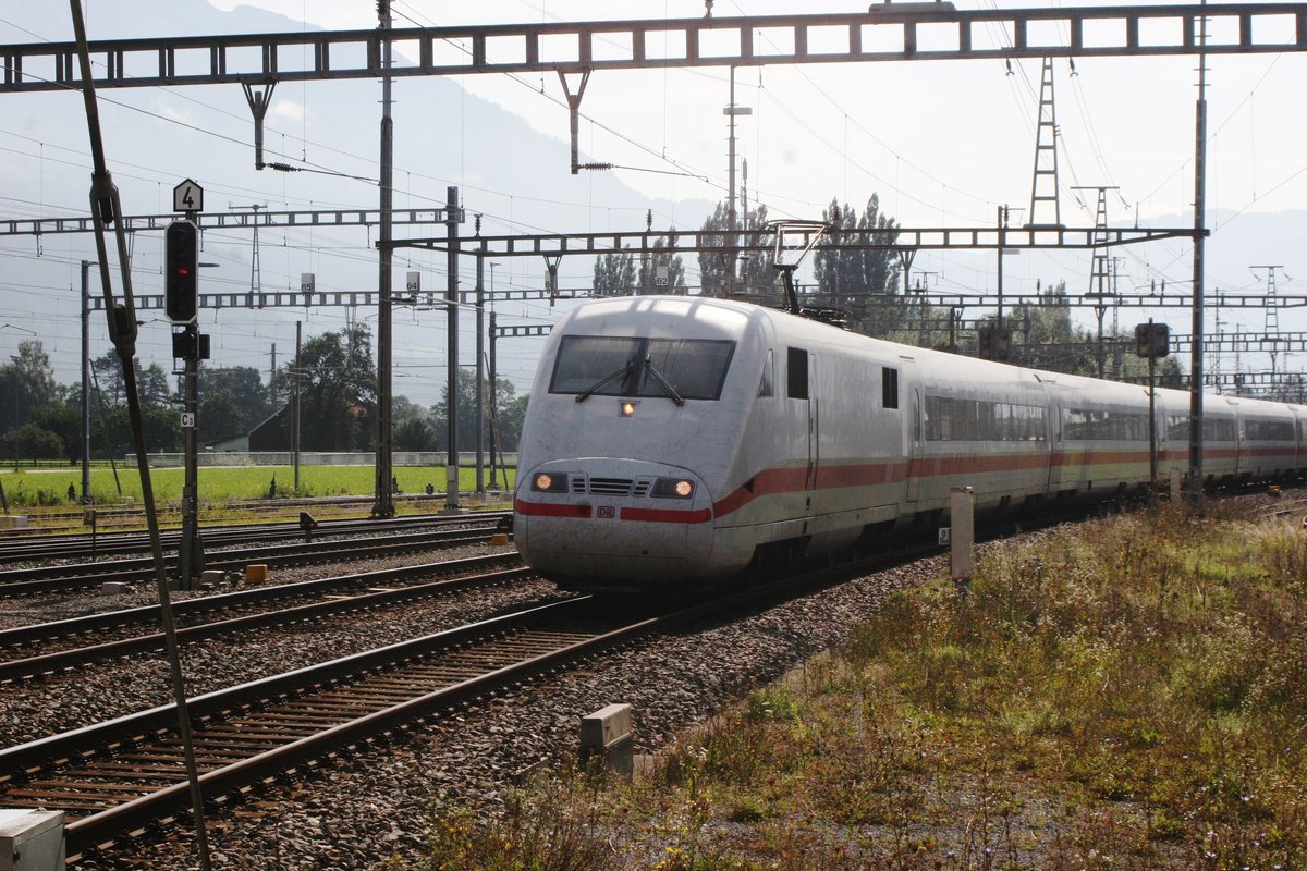 Der ICE 72 von Chur nach Hamburg Altona, hier vom Triebzug 401 578  Bremerhaven  (NVR 93 80 5401 578-0 D-DB) verkörpert, fährt soeben in Sargans ein.

Sargans, 23.08.2019