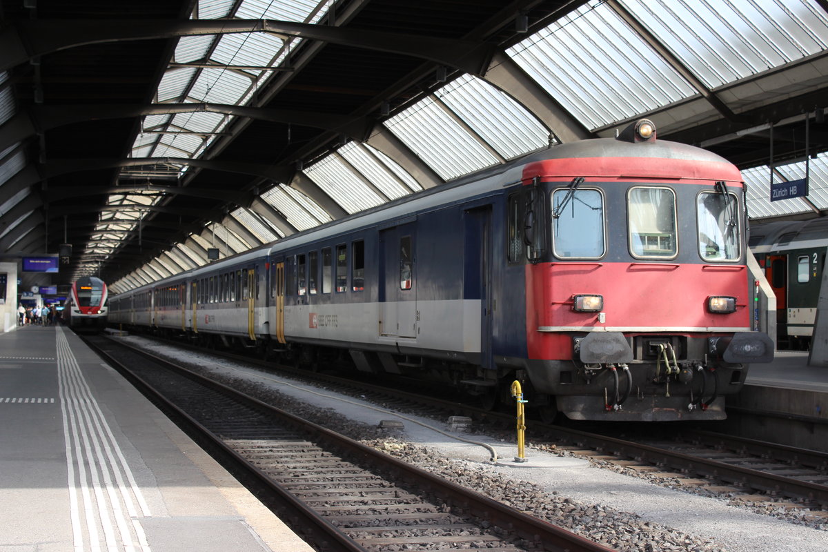 Der ICE 73 von Basel SBB- Zürich HB wurde mit einer Ersatzkomposition geführt und hatte vor wenigen Minuten den HB Zürich auf Gleis 8 erreicht. Mittwoch, 30. August 2017