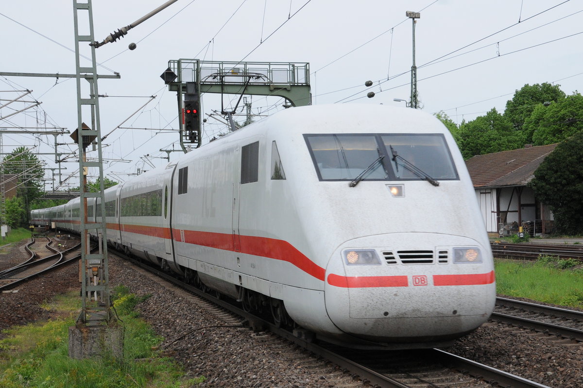 Der ICE 77 Kiel - Zürich am 02.05.2018 um 16:15 Uhr bei der Durchfahrt in Riedstadt-Goddelau. 