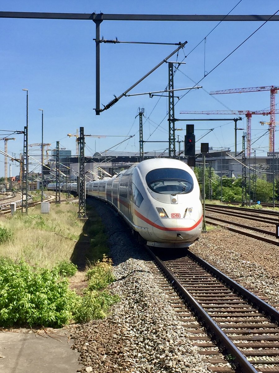 Der ICE 846/1046 nach Köln/Mönchengladbach wird am Berliner Ostbahnhof bereitgestellt. Foto wurde vom Bahnsteigende aus gemacht. 02.06.17.