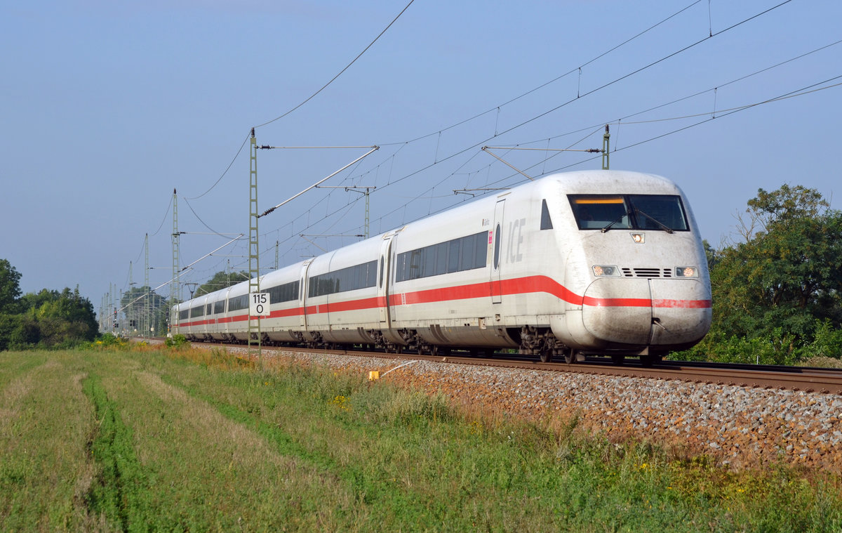 Der ICE 906 nach Hamburg-Altona wurde am 13.08.16 mit einem Triebzug der Reihe 402 gefahren. Hier durcheilt der ICE gerade Gräfenhainichen.