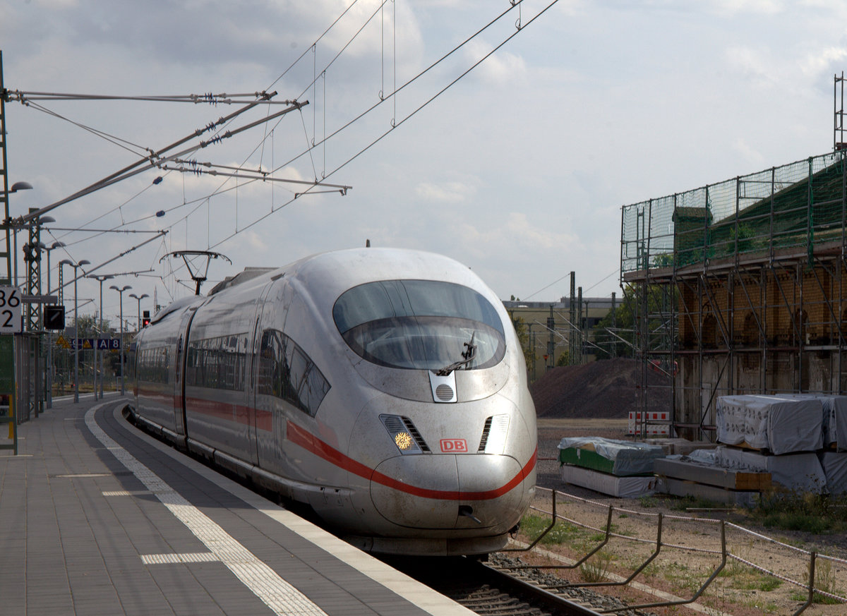 Der ICE  aus München zur Weiterfahrt nach Berlin in Halle (Saale) 
31.07.2019, 14:43 uhr.