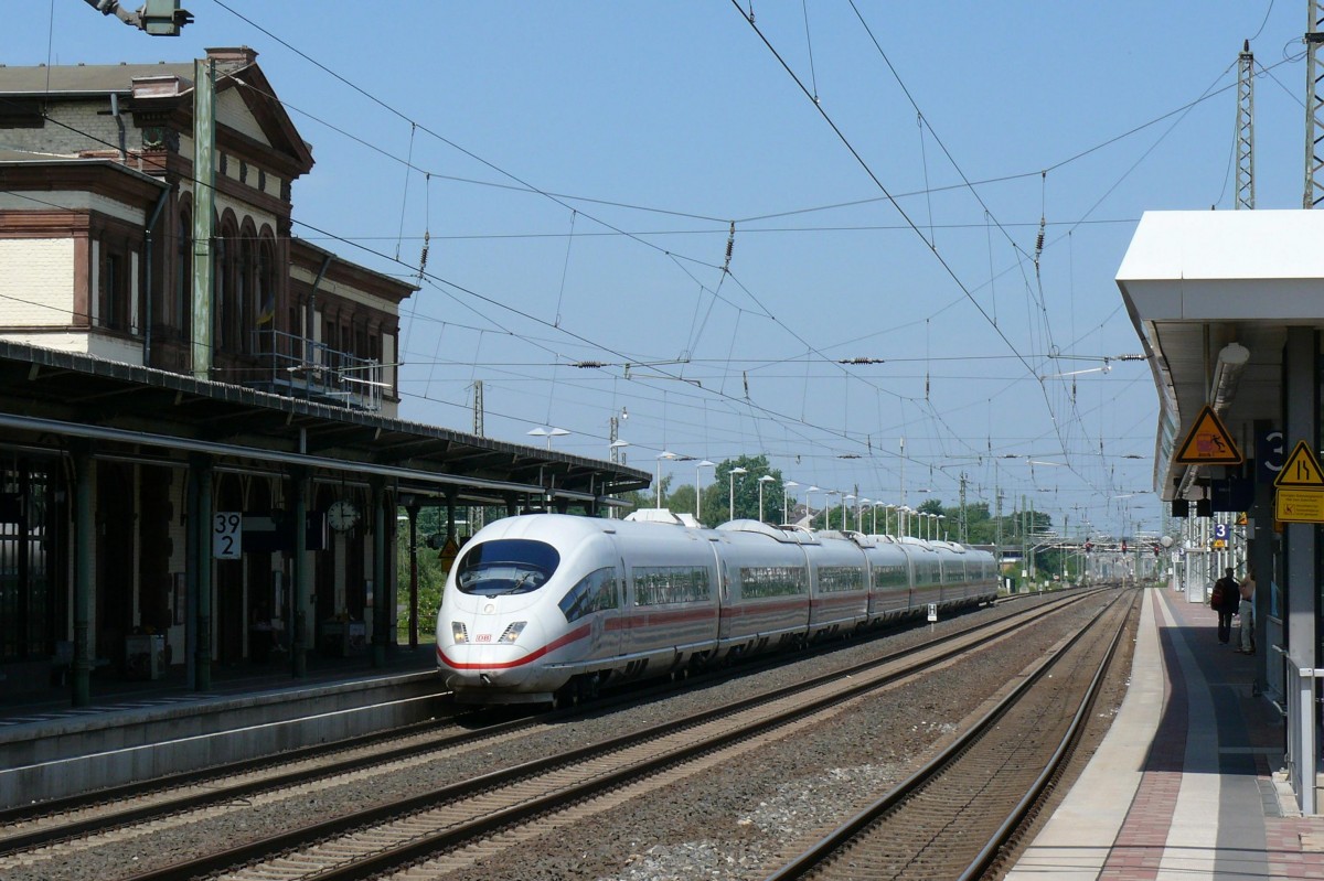 Der ICE Frankfurt - Bruxelles-Midi rast hier durch den Bahnhof Düren in Richtung Aachen Hbf. Aufgenommen am 05/06/2010.
