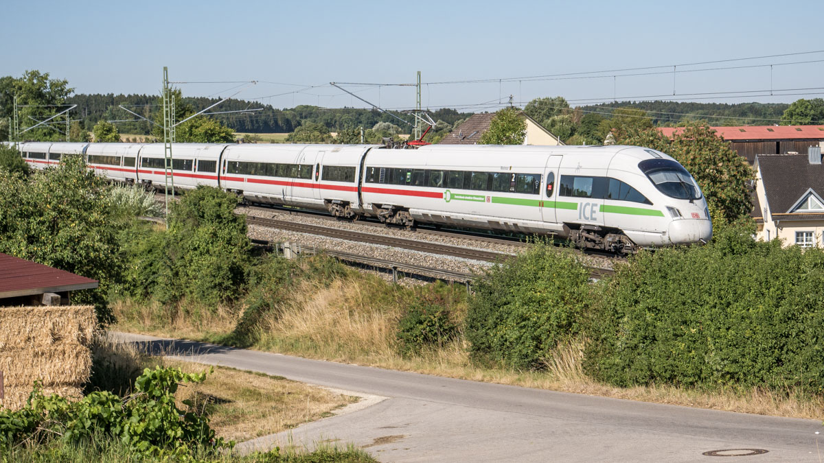 Der ICE-T  Weimar  rollte am 9.8.22 an den Dächern von Otting vorbei Richtung München. 