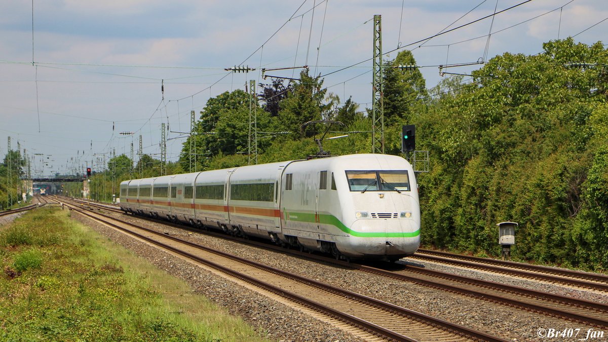 Der ICE der zweiten Generation fährt durch Angermund. Nach seiner ca vier stündigen Reise erreicht dieser dann seinen Endbahnhof Düsseldorf.