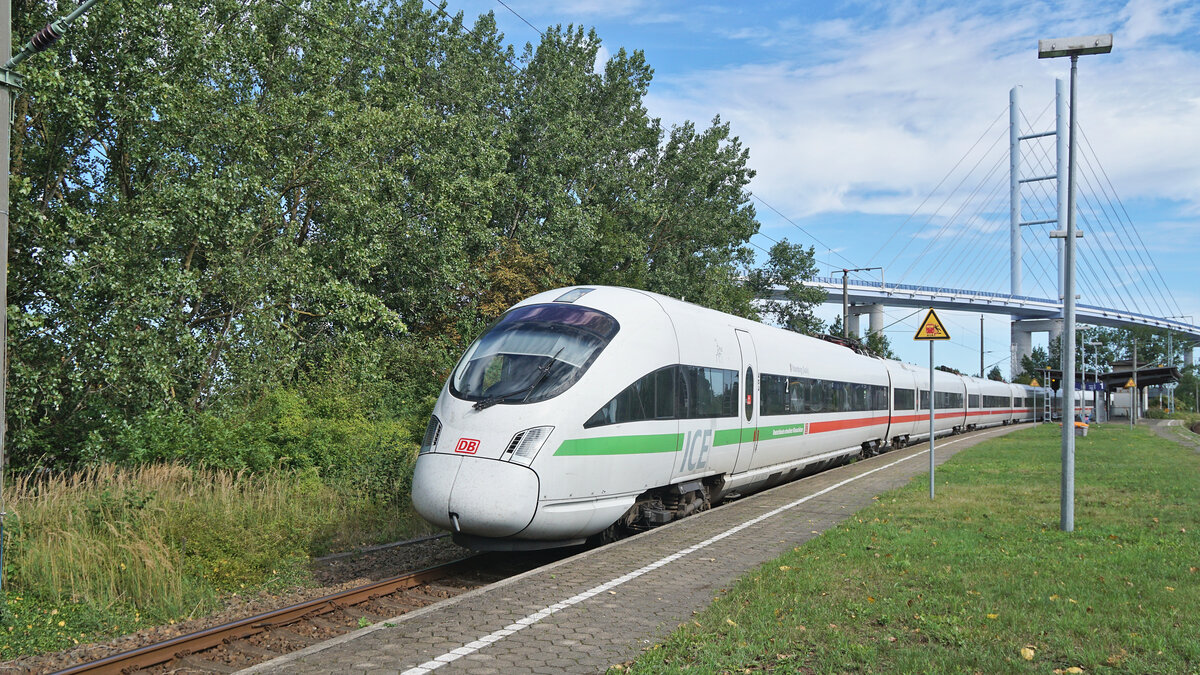 Der ICE1711 Ostseebad Binz - München Hbf bei der Durchfahrt durch den Bahnhof Stralsund-Rügendamm.

Aufgenommen im August 2022.