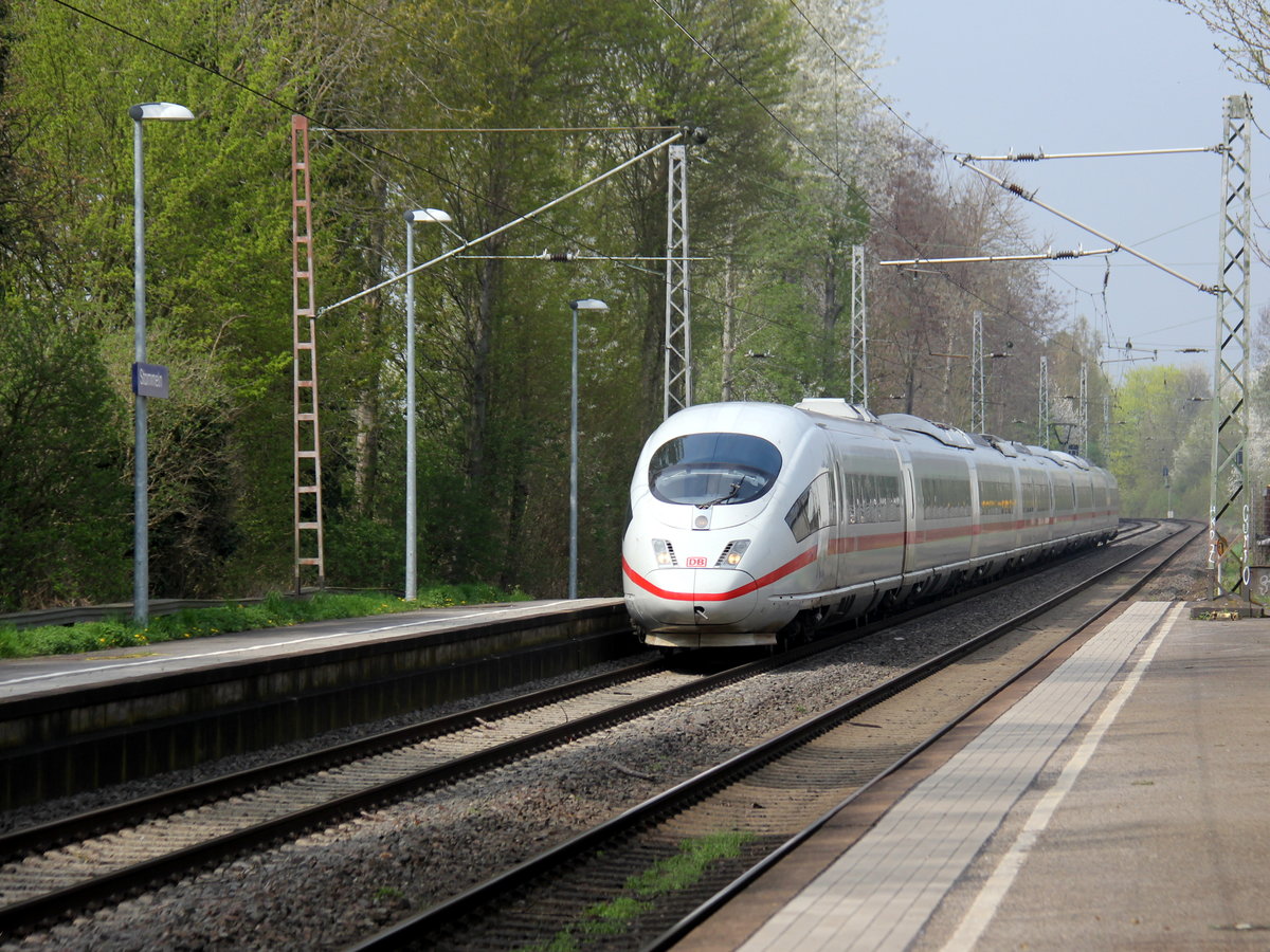 Der ICE3 aus Amsterdam(NL) nach Frankfurt(am Main-Hbf)(D) und kommt als Umleiter aus Richtung Mönchengladbach-Hbf,Rheydt,Jüchen,Gubberath,Grevenbroich,Rommerskirchen und fährt durch Stommeln in Richtung Pulheim,Köln. 
Aufgenommen vom Bahnsteig 1 in Stommeln.
Bei schönem Frühlingswetter am Nachmittag vom 14.4.2018.