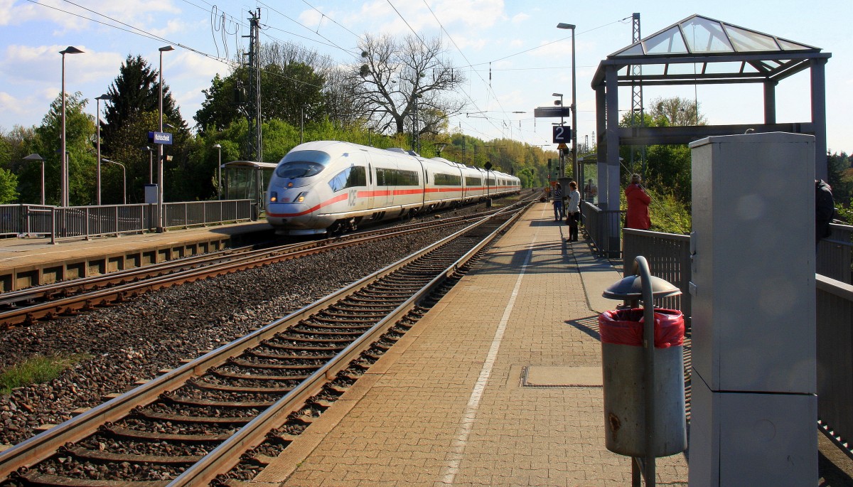 Der ICE3 aus Brüssel-Süd-Frankfurt am Main kommt aus Richtung Aachen-West als Umleiter und fährt durch Kohlscheid und fährt in Richtung Herzogenrath,Neuss bei schönem Frühlingswetter am 19.4.2014. 